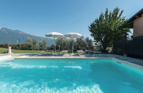 Oldesio Apartment | Apartment "Nonna Fina" with Lake & Mountain View, Shared Pool & Wi-Fi