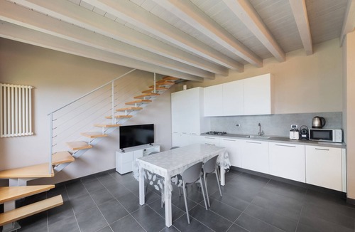 Polpenazze del Garda Apartment | Apartment 'Olaf' with Lake View, Wi-Fi and Air Conditioning