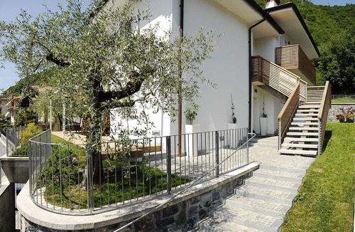 Lovere Apartment | Apartment on the 1st floor, detached, lake view, at the threshold of the forest.