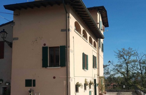 Bedizzole Apartment | Apartment Orange room in the Castle, near Lake Garda