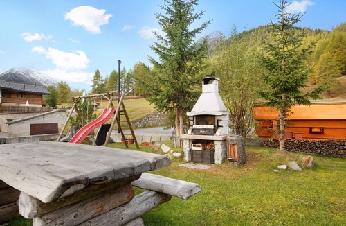 Livigno Apartment | Apartment Palipert Baita Aris with Mountain View, Balcony & Wi-Fi