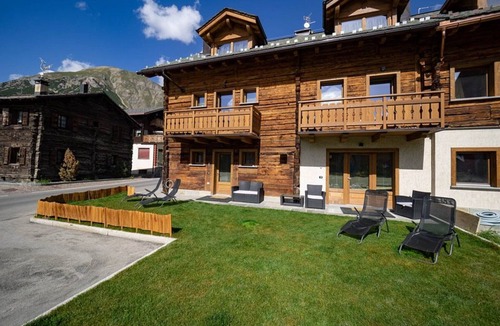 Livigno Apartment | Apartment 'Rasia Residence Relax' with Mountain View, Shared Garden and Wi-Fi
