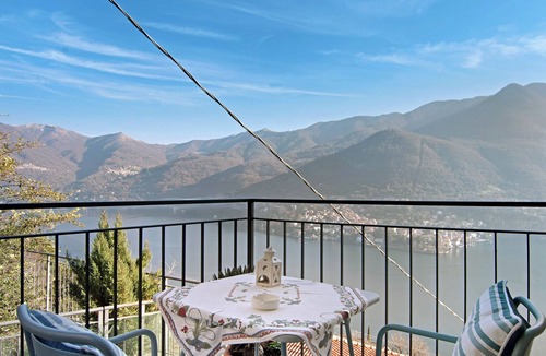 Moltrasio Apartment | Apartment "Renovated Barn of the year 1500" with Lake View & Wi-Fi