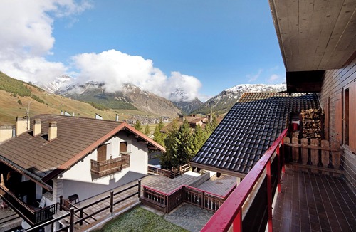Teola Apartment | Apartment Residence Attila Panorama with Mountain View, Balcony & Wi-Fi