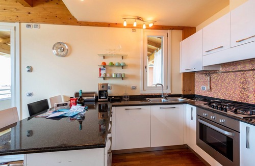 Salo Apartment | Apartment 'Rocchetta' with Lake View, Wi-Fi and Air Conditioning