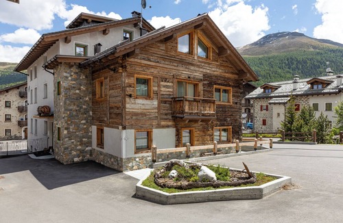 San Rocco Apartment | Apartment 'Rock Mountain Planet Suite House' with Mountain View, Wi-Fi & Balcony