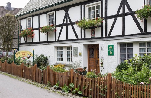 Lenne Apartment | Apartment 'Schwalbe' with Mountain View, Shared Terrace and Wi-Fi