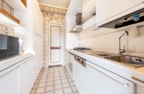 Barbarano Apartment | Apartment 'Spiaggia D'oro Lake View' with Lake View And Wi-Fi