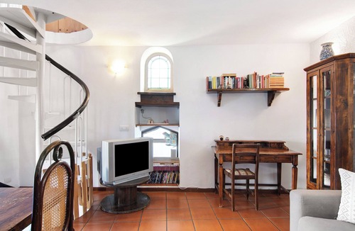 Moltrasio Apartment | Apartment "Stone house and dependance 7 pers" with Lake View & Wi-Fi