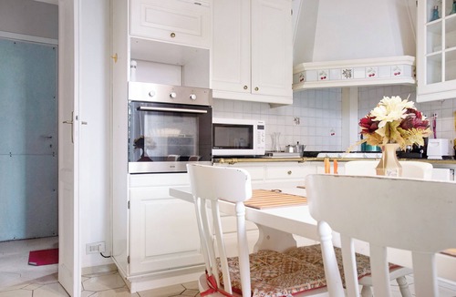 Capolago Apartment | Apartment 'Suite In Villa Con Parco' with Mountain View, Wi-Fi and Air Conditioning