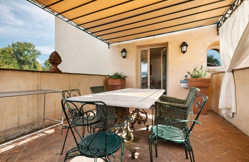 Puegnago del Garda Apartment | Apartment 'Superior Diamante' with Shared Pool, Wi-Fi and Air Conditioning