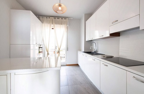 Predore Apartment | Apartment 'The Blue Lake View' with Lake View, Wi-Fi and Air Conditioning