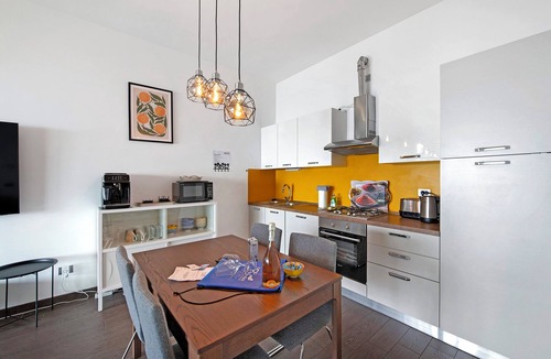 Pulciano Apartment | Apartment 'Virgilio Yellow' with Lake View, Wi-Fi and Air Conditioning