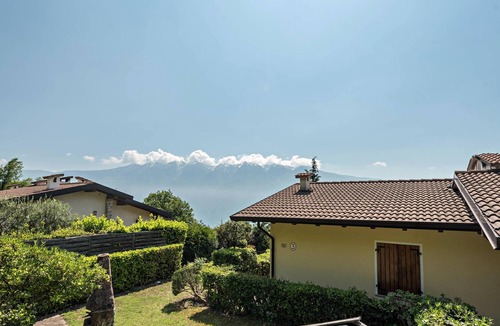 Aer Apartment | Apartment "Vista Lago" with Lake Views, Private Terrace & Garden