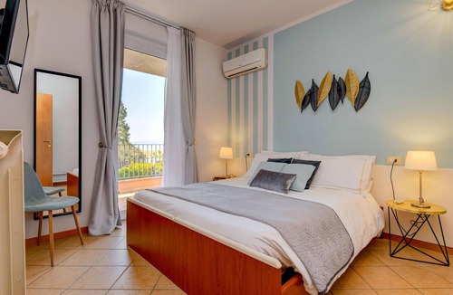 Sirmione Apartment | Apartment with partial lake view Carmen (Casa dei Pescatori apartments)