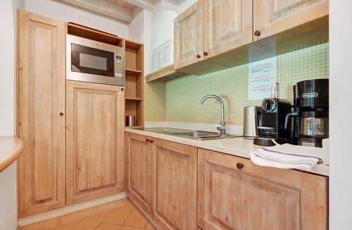 Puegnago del Garda Apartment | Apartment 'Zaffiro' with Shared Pool, Wi-Fi and Air Conditioning