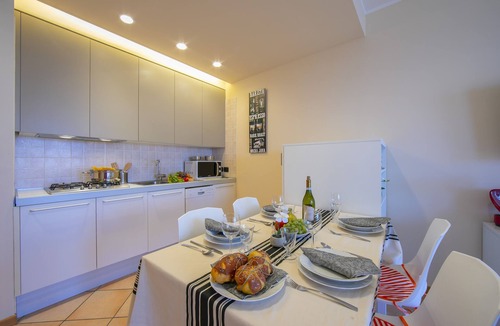 Rivoltella Apartment | Appartamento Vista Lago, Desenzano Del Garda, Italy