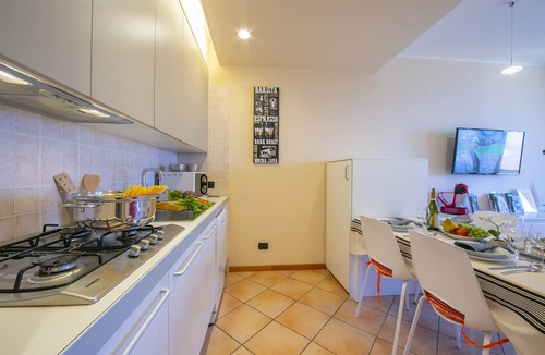 Rivoltella Apartment | Appartamento Vista Lago, Desenzano Del Garda, Italy
