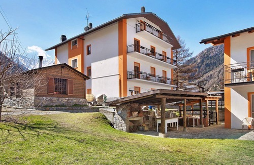 Turchi Apartment | Appartamento Blu with Mountain View, Wi-Fi, Balcony, Terrace & Garden