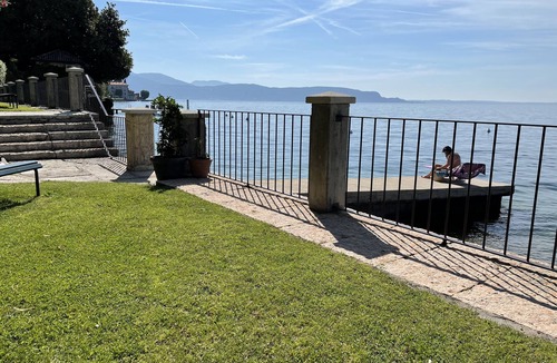 Gardone Riviera Apartment | Appartamento direttamente a lago con spiaggia e pontili