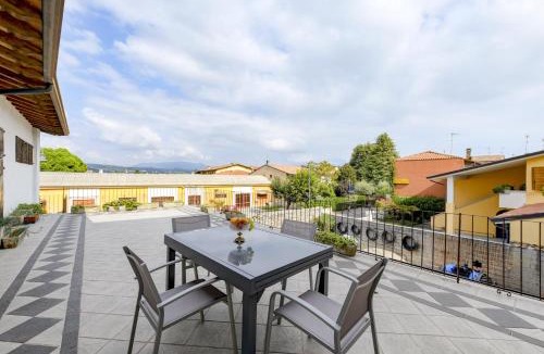 Moniga del Garda Apartment | Appartamento in Piazza