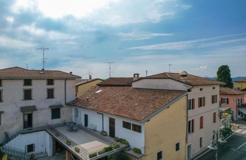 Moniga del Garda Apartment | Appartamento in Piazza