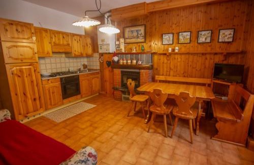 Carona Apartment | Appartamento piano terra in centro paese.