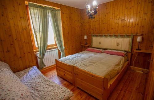 Carona Apartment | Appartamento piano terra in centro paese.
