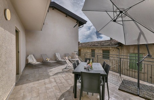 Aer Apartment | Appartamento Stella by Theater Home - with big terrace and partially lake view