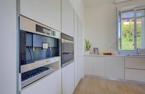 Taino Apartment | Appartamento Vista Rosa, Taino, Italy