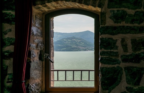 Zorzino Apartment | Attic lake view in the castle, apartment Cielo