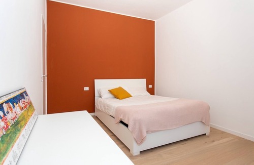 Zona Zara Apartment | Attico Suite in Città con Terrazzo, Vista Skyline e Metro a Soli 90mt