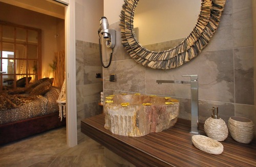Desenzano del Garda Bed & Breakfast | B&B Bellavista Exclusive in zona centrale con piscina riscaldata e Jacuzzi vista lago LA COLAZIONE viene servita in una pasticceria rinomata ed esclusiva esterna alla struttura