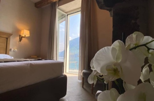 Vassena Hostel | ★ Balcony Lake Front Al Molo 5 ★