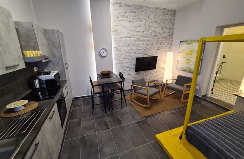 Magenta Apartment | Be Magenta Art Home - Yellow style