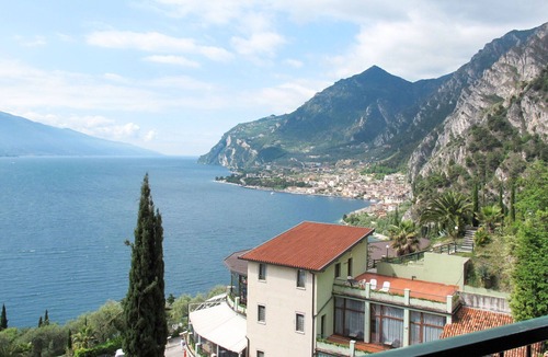 Limone sul Garda Apartment | Beautiful apartment for 4 people with WIFI, hot tub, A/C, pool, TV and terrace