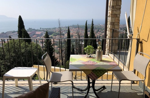 Pulciano Apartment | Beautiful apartment with loggia, fantastic view of Lake Garda, infinity pool, garden