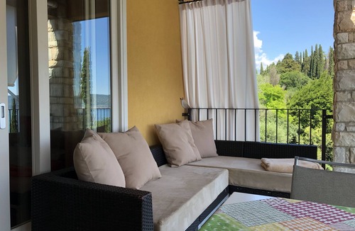 Pulciano Apartment | Beautiful apartment with loggia, fantastic view of Lake Garda, infinity pool, garden