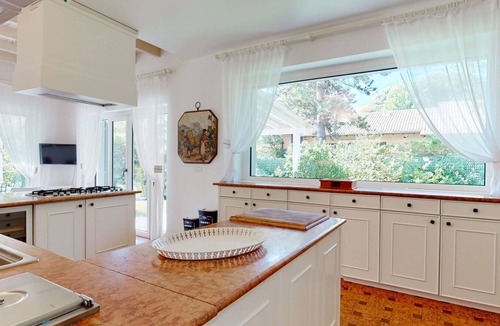 Veniano Villa | Beautiful private villa with WIFI, private pool, A/C, TV, patio, pets allowed and parking