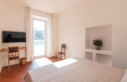 Domaso Bed & Breakfast | Bed and Breakfast 'Camera Matrimoniale Vista Lago' with Mountain View, Pool and Wi-Fi