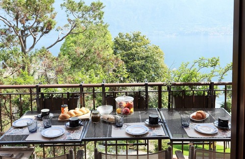 Limonta Apartment | Bellagio Retreat, lake view balcony, parking, WiFi, AC, nearby beach and ferries