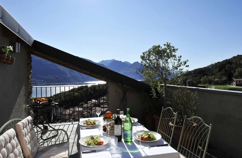 Calozzo Apartment | Belmonte Terrazzo, Pianello del Lario, Italy
