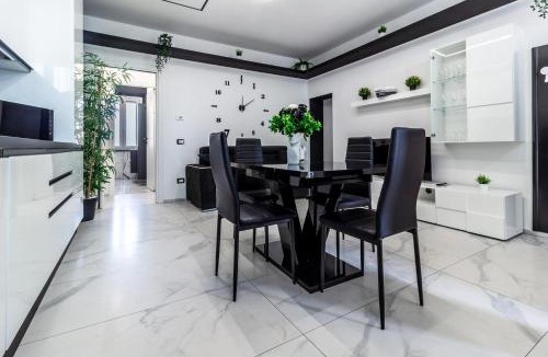 Saronno Apartment | Black & White Apartment Design e Comfort - Parking e WiFi