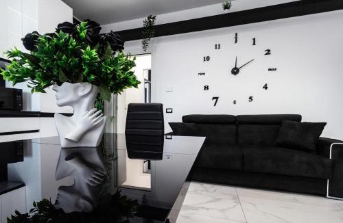 Saronno Apartment | Black & White Apartment Design e Comfort - Parking e WiFi