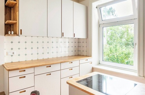 Altona-Nord Apartment | Bright, open-plan apartment in an old building