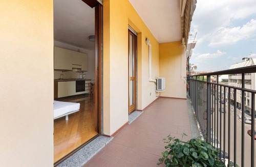 Villapizzone Apartment | Bright studio apartment with balcony and garage included