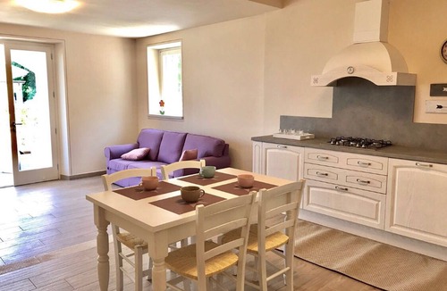 Ponti sul Mincio Apartment | Bright two-roomed apartment with patio and garden