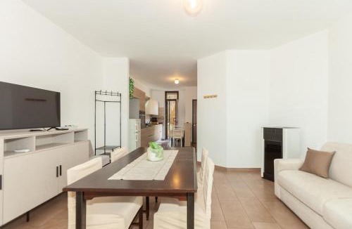 Cesate House | Bright Villa with Balcony and Jacuzzi, Milan Area