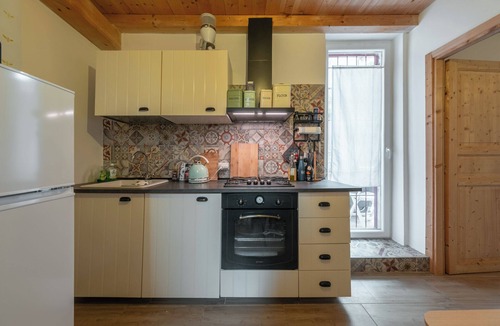 Iseo Apartment | Campari - One Bedroom Apartment, Sleeps 3