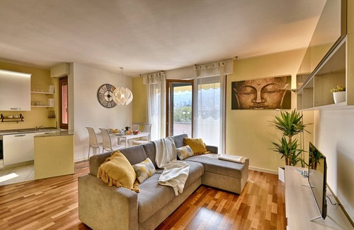 Salo Apartment | Caroni Home, Theater Home - with swimming pool and a near to the center of Salò